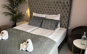 R&J Guesthouse Room